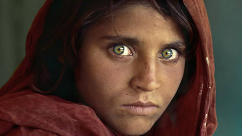 Rostro de niña afgana